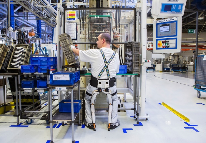 Volkswagen Slovakia testuje exoskeleton pro vrobnch zamstnanc