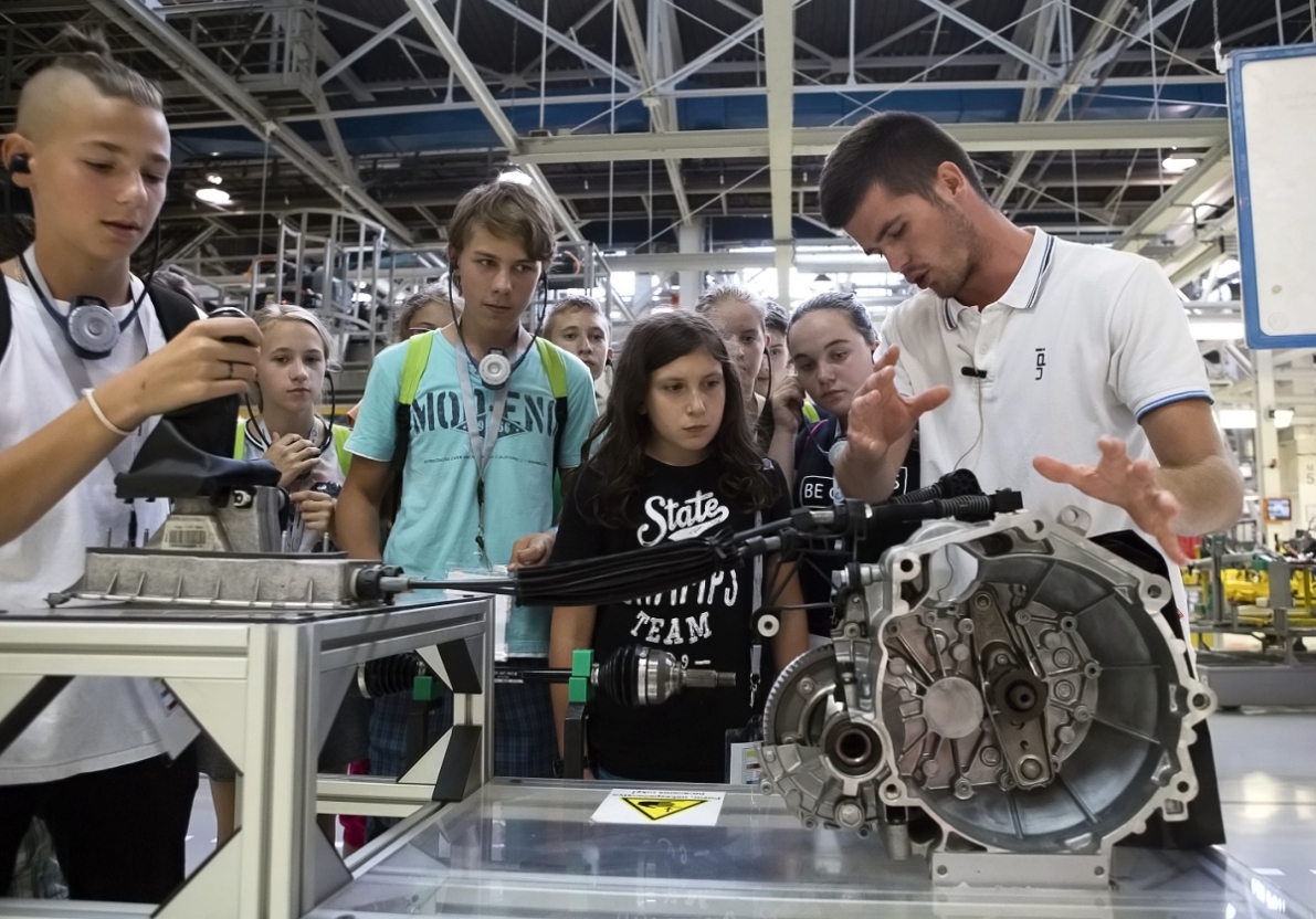 Mlad automobilov nadenci poznvali vrobn technologie ve Volkswagen Slovakia