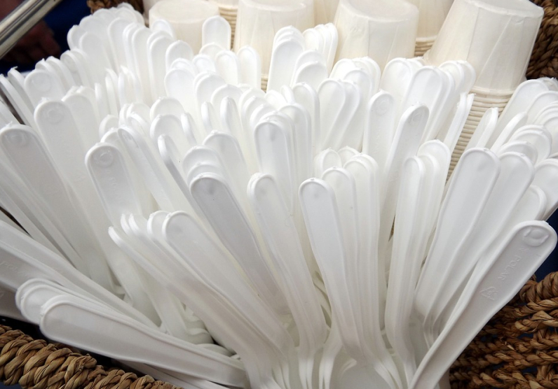 Francie zakazuje pouvn jednorzovho plastovho ndob