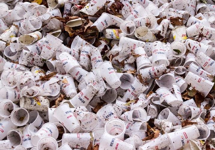 USA chtj vyvet plasty do bermudskho trojhelnku. Odpad tam podle Trumpa prost zmiz