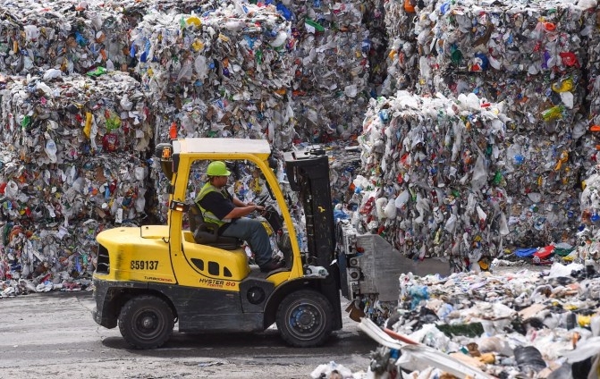 EF Recycling s.r.o e ekologick zte zpsoben plastovm a kovovm odpadem