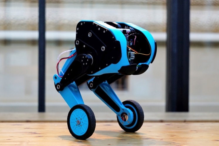 Doktorandi z FEL VUT postavili robota balancujcho na dvou nohch