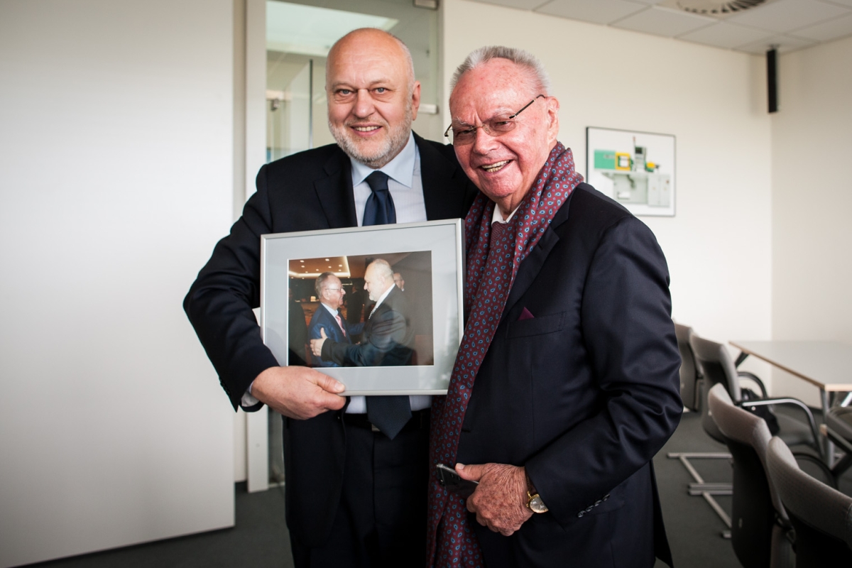 Pán Eugen Hehl, zakladateľ ARBURG GmbH, ďakuje pánovi Novákovi za dlhoročnú spoluprácu Pán Eugen Hehl, zakladateľ ARBURG GmbH, ďakuje pánovi Novákovi za dlhoročnú spoluprácu