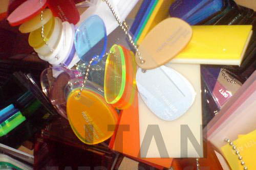 Kompaktn&eacute; akryl&aacute;tov&eacute; PMMA dosky Akrylon a Plexiglas