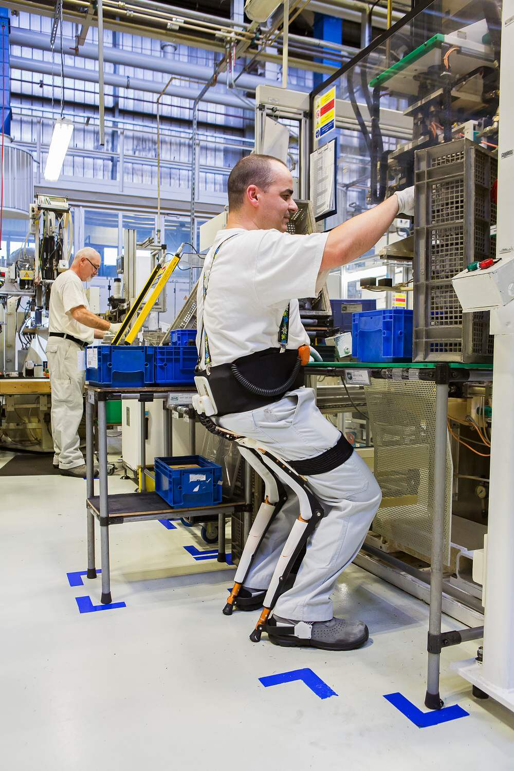 Volkswagen Slovakia testuje exoskeletony pre výrobných zamestnancov Volkswagen Slovakia testuje exoskeletony pre výrobných zamestnancov
