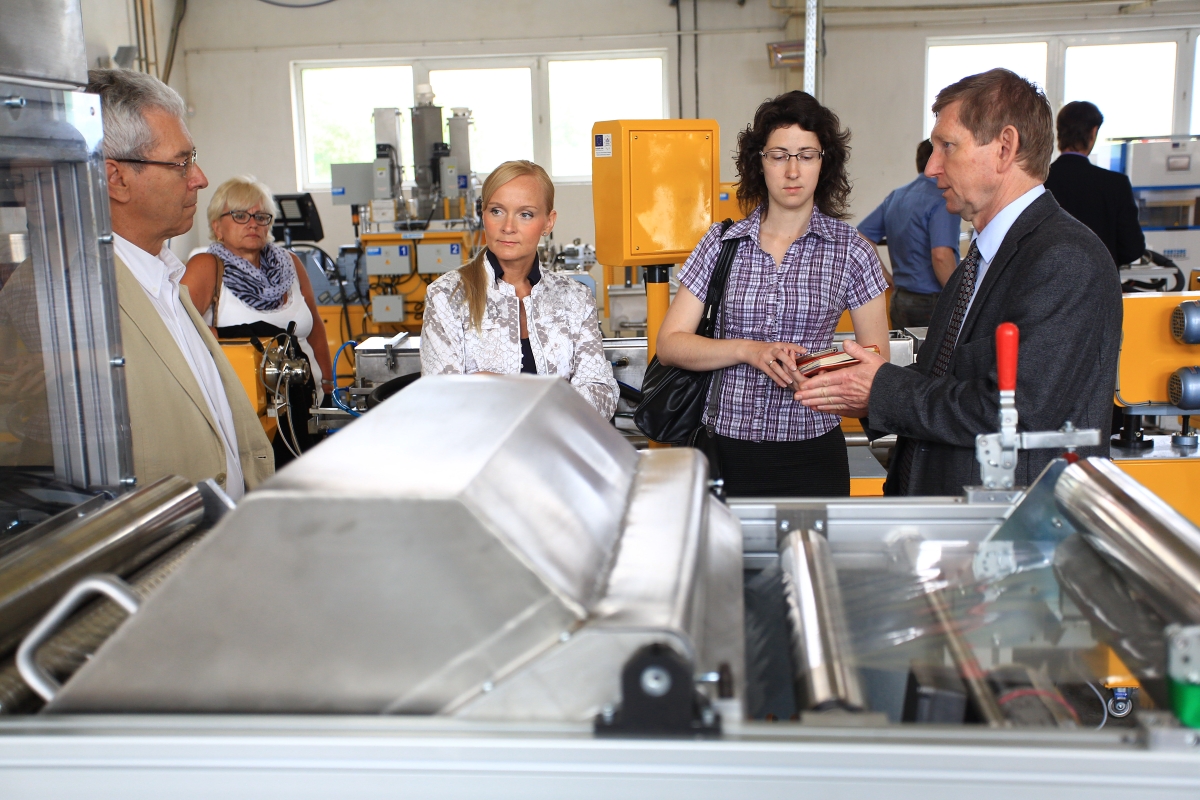 Prehliadka Centra pre aplikovan&yacute; v&yacute;skum environment&aacute;lne vhodn&yacute;ch polym&eacute;rnych materi&aacute;lov STU (CEPOMA)