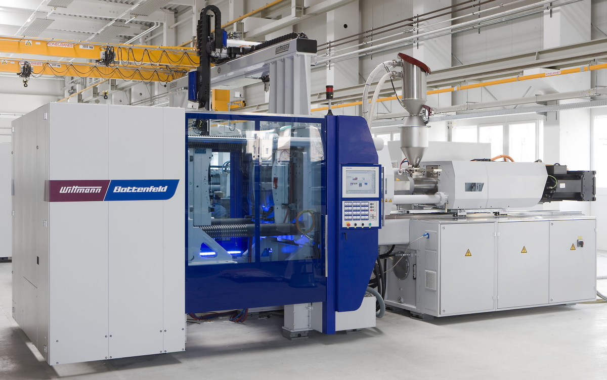 Obr. 3: Velk&yacute; hybridn&iacute; stroj MacroPower 450/2100 E se servoelektrickou vstřikovac&iacute; jednotkou a servohydraulickou uzav&iacute;rac&iacute; jednotkou