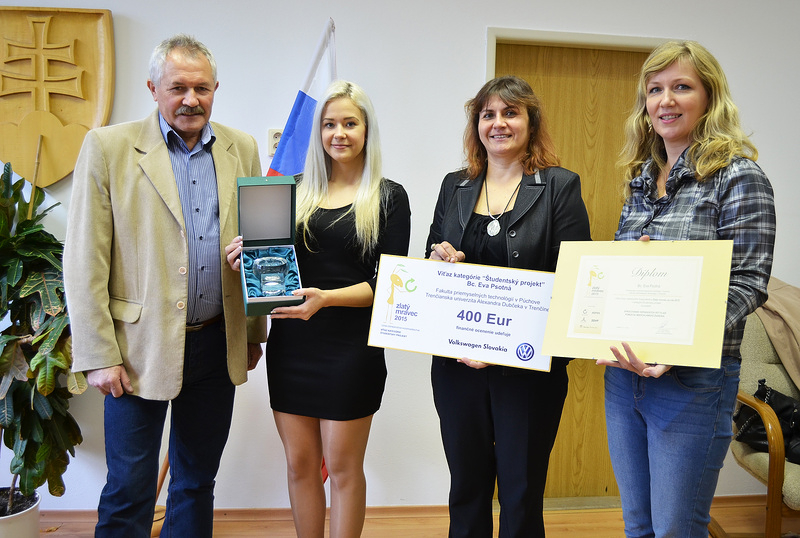 Práca študentky o chemickej recyklácii PET fliaš získala ocenenie Zlatý mravec