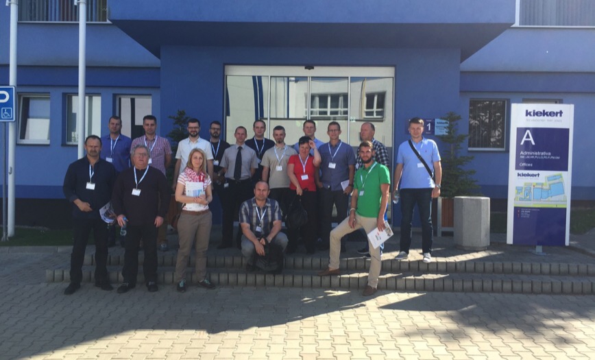 Obr. 2: Foto pred firmou Kiekert Obr. 2: Foto pred firmou Kiekert