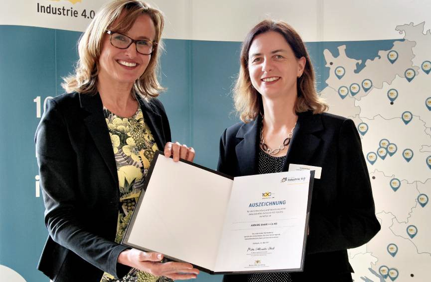 Katrin Sch&uuml;tz (vlevo), st&aacute;tn&iacute; tajemnice na ministerstvu hospod&aacute;řstv&iacute;, předala oceněn&iacute; 100 center pro Průmysl 4.0 v Badensko-W&uuml;rttembersku pan&iacute; Susanne Palm, vedouc&iacute; skupiny Public Relations ve firmě Arburg.
