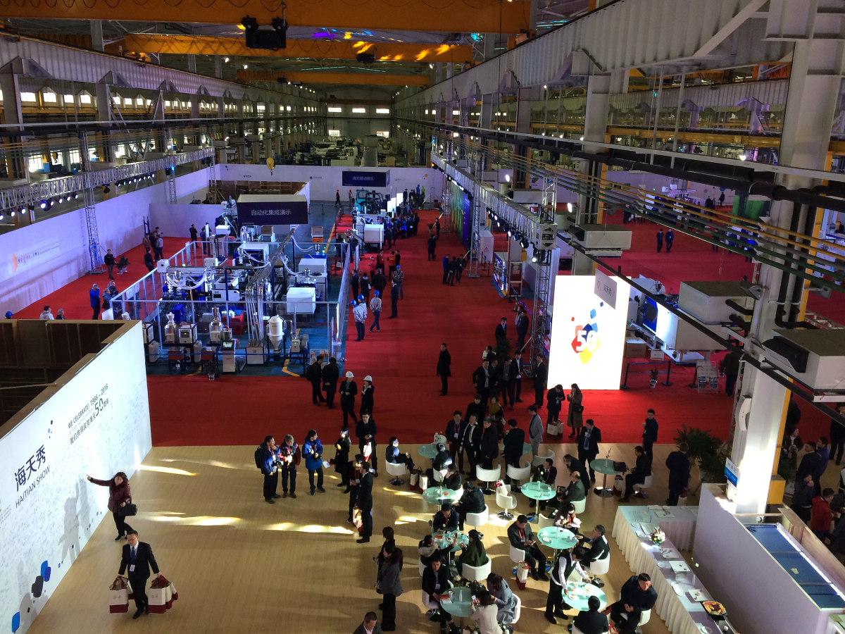 Exhibition hall před slavnostn&iacute;m otevřen&iacute;m za &uacute;časti novin&aacute;řů