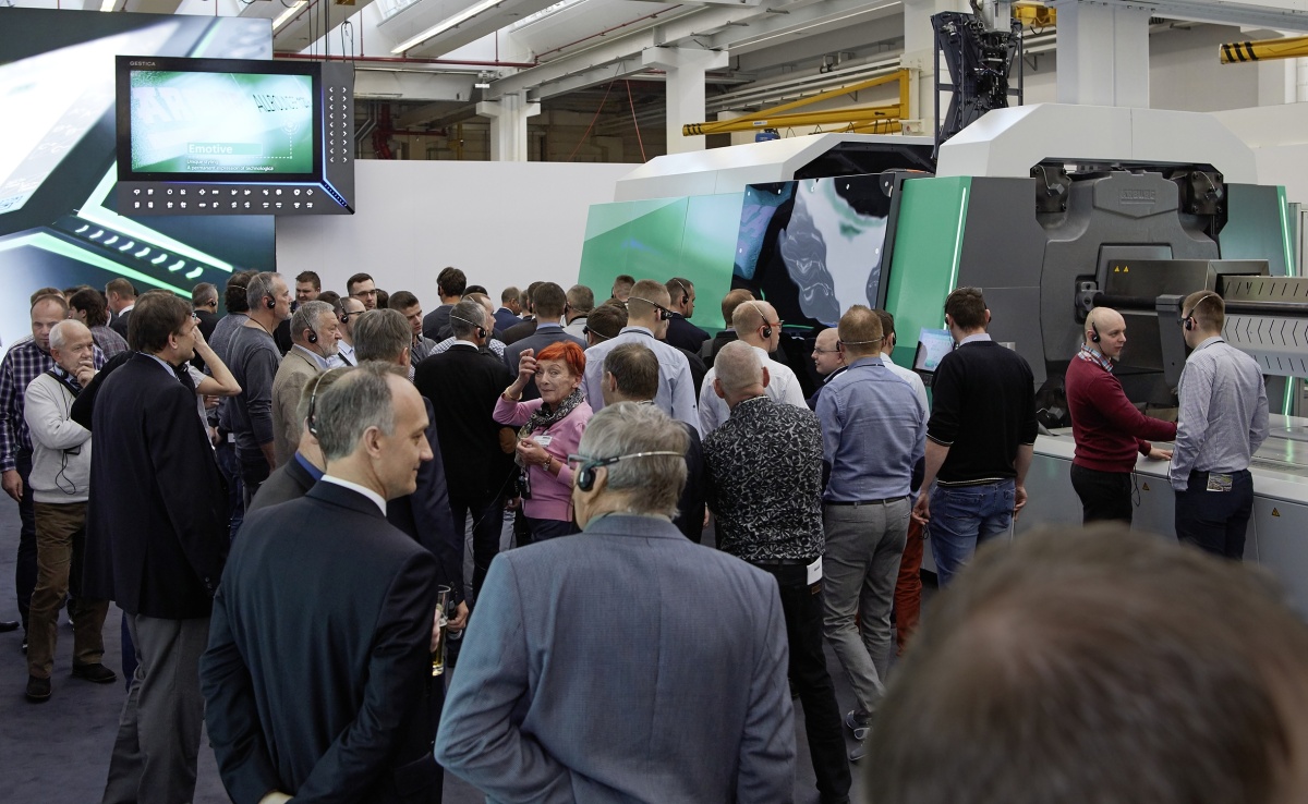 Velk&eacute; pozornosti se na Technologick&yacute;ch dnech 2017 tě&scaron;il nov&yacute; velk&yacute; hybridn&iacute; Allrounder 1120 H s up&iacute;nac&iacute; silou 6 500 kN vyr&aacute;běj&iacute;c&iacute; skl&aacute;dac&iacute; schůdky