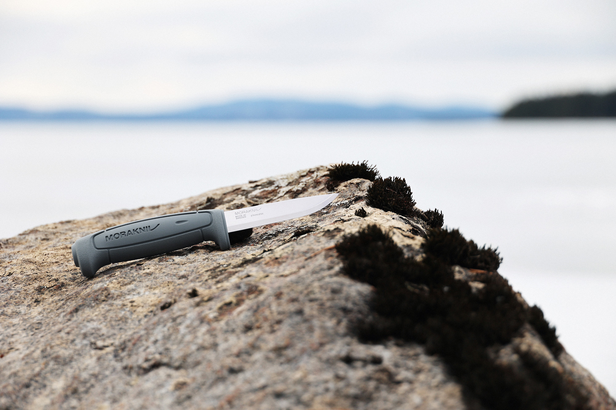 Nov&yacute; nůž od společnosti Morakniv je vyroben přev&aacute;žně z recyklovan&yacute;ch materi&aacute;lů: plastu od společnosti Rondo Plast a oceli od společnosti Alleima. Uživatel&eacute;, kteř&iacute; již vlastn&iacute; vhodn&eacute; pouzdro pro nov&yacute; nůž, mohou produkt koupit v přepravn&iacute;m obalu z plně recyklovan&eacute; lepenky od společnosti TK Pac.