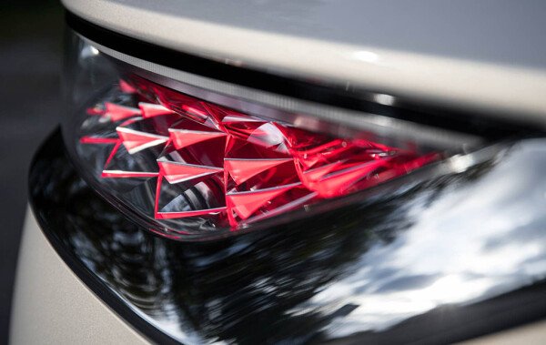 Laserové technologie při zpracování plastů: kdy zvolit decoating, etching, čištění nebo řezání pro efektivní a moderní výrobní provoz