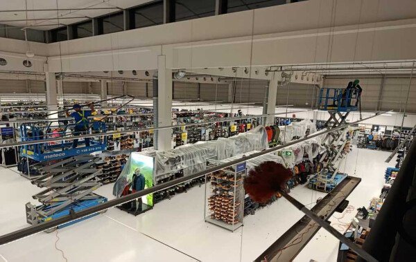 CleanAnt s.r.o.: Odprašnění z výšek ve výrobních halách jako důležitý prvek bezpečnosti, spolehlivosti technologií i ochrany zdraví pracovníků