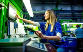 Když data řídí výrobu: přínosy MES systémů nejen v plastikářství