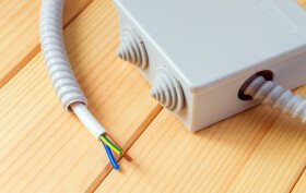 Ampacet představí pokročilé nízkohalogenové a bezhalogenové masterbatchy se zpomalovači hoření pro bezpečnější elektroinstalační a stavební plasty na veletrhu K 2025